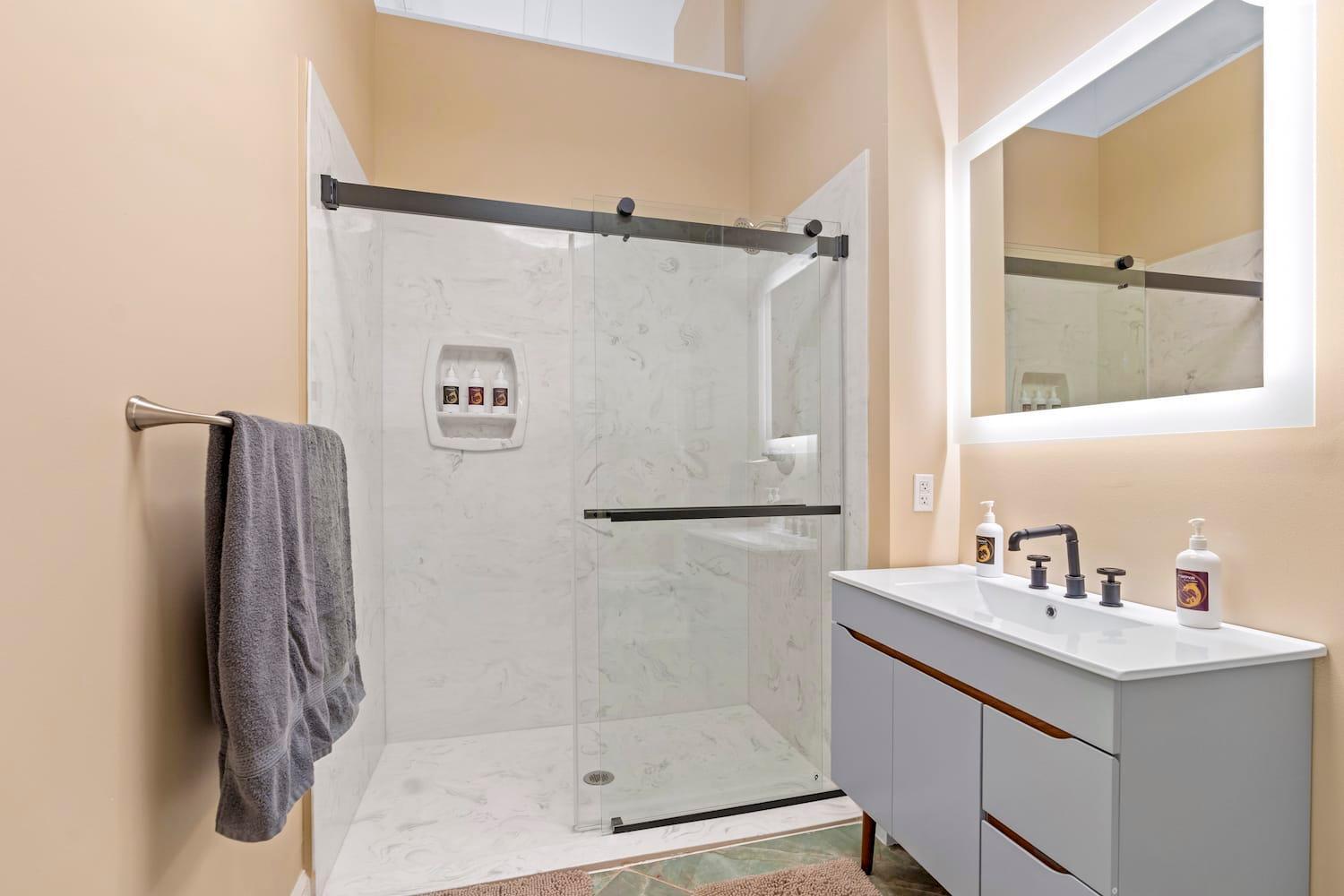 King First Floor Sleep8 4beds 2ba Swepson Escape Apartment
