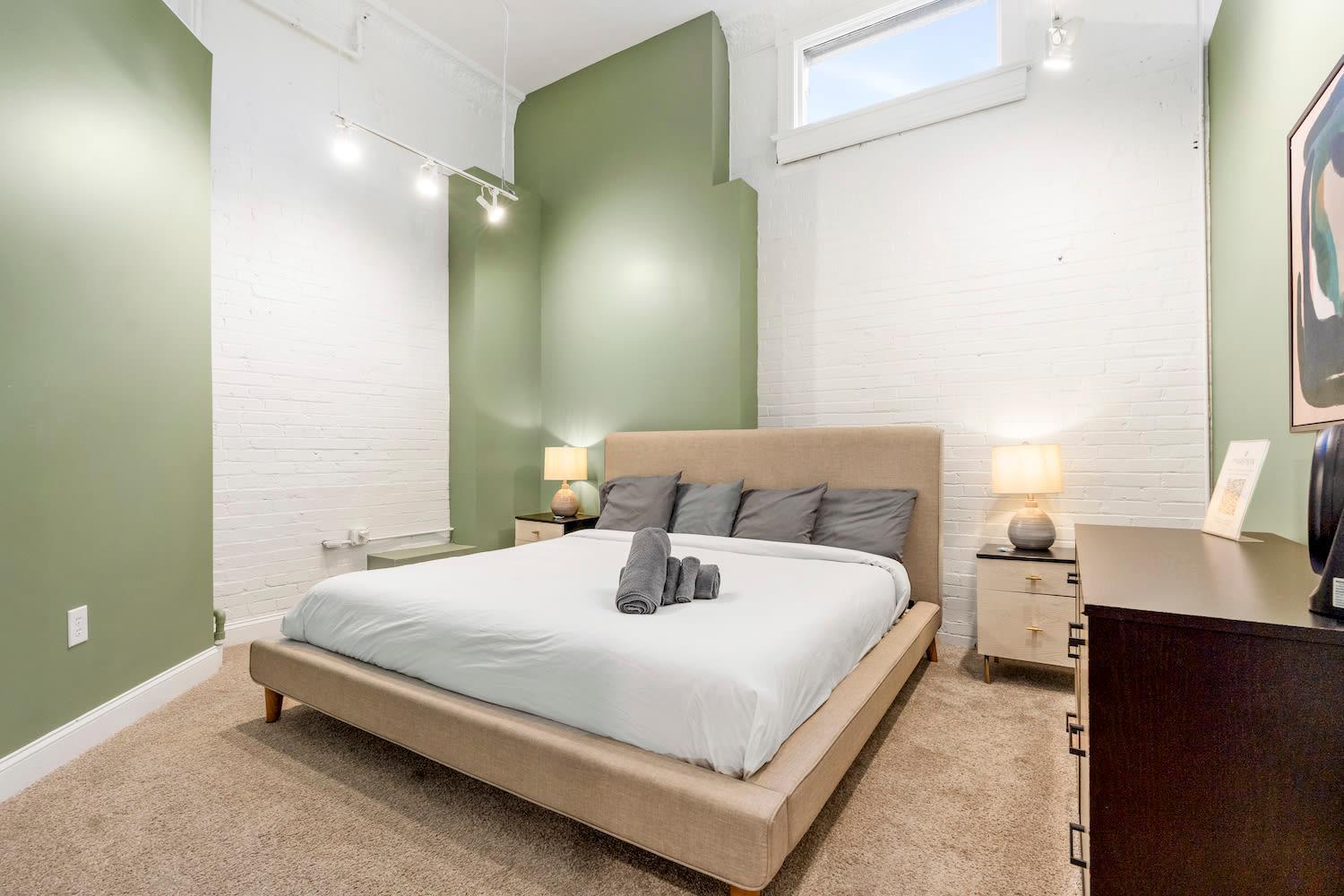 King First Floor Sleep8 4beds 2ba Swepson Escape *